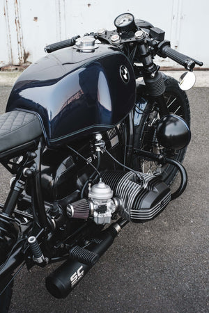 photo rapproché d'une moto noire bmw cafe racer