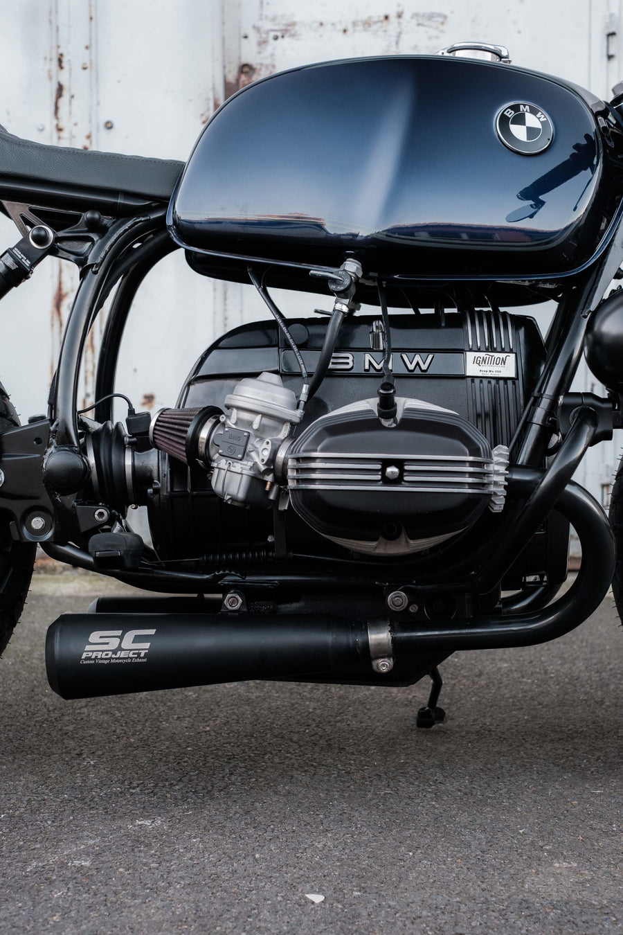 photo du moteur d'une moto bleue bmw cafe racer