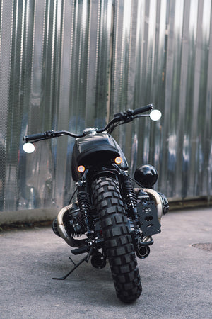 photo vue de derière moto bmw blanche de style "bobber"