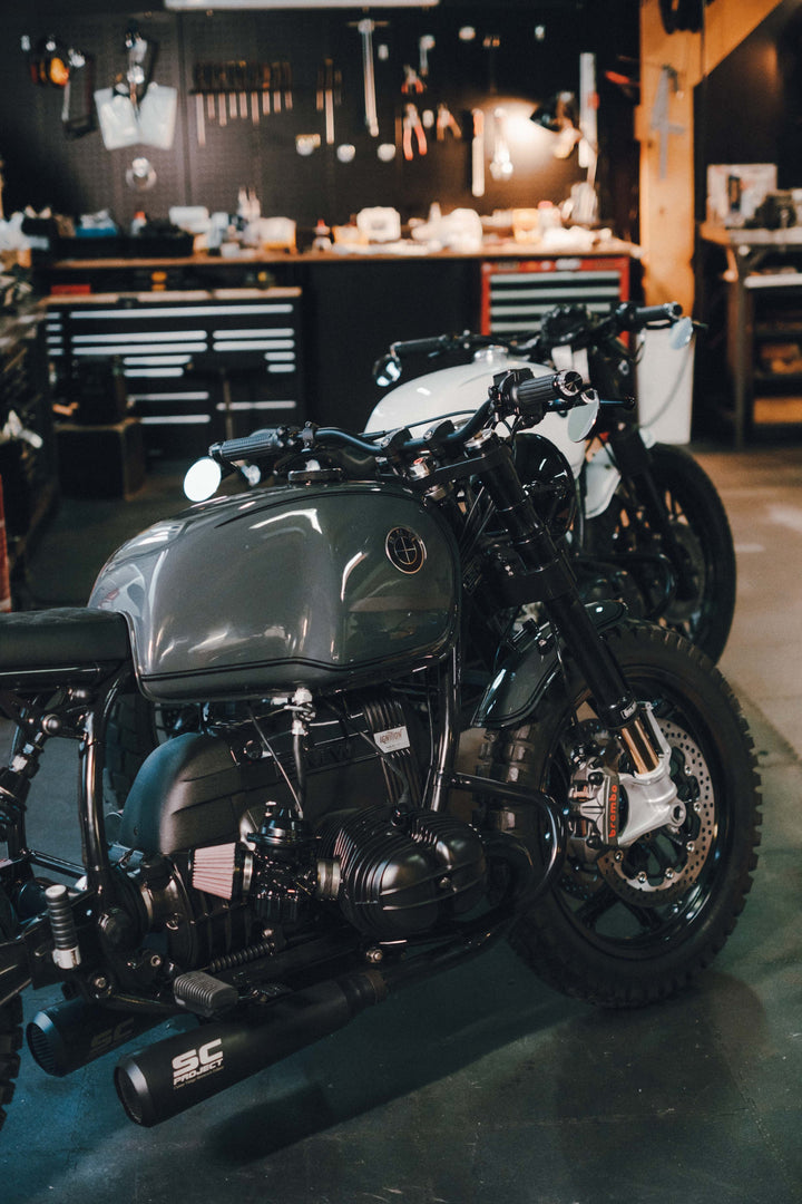 photo de deux motos noire et blanche dans un atelier